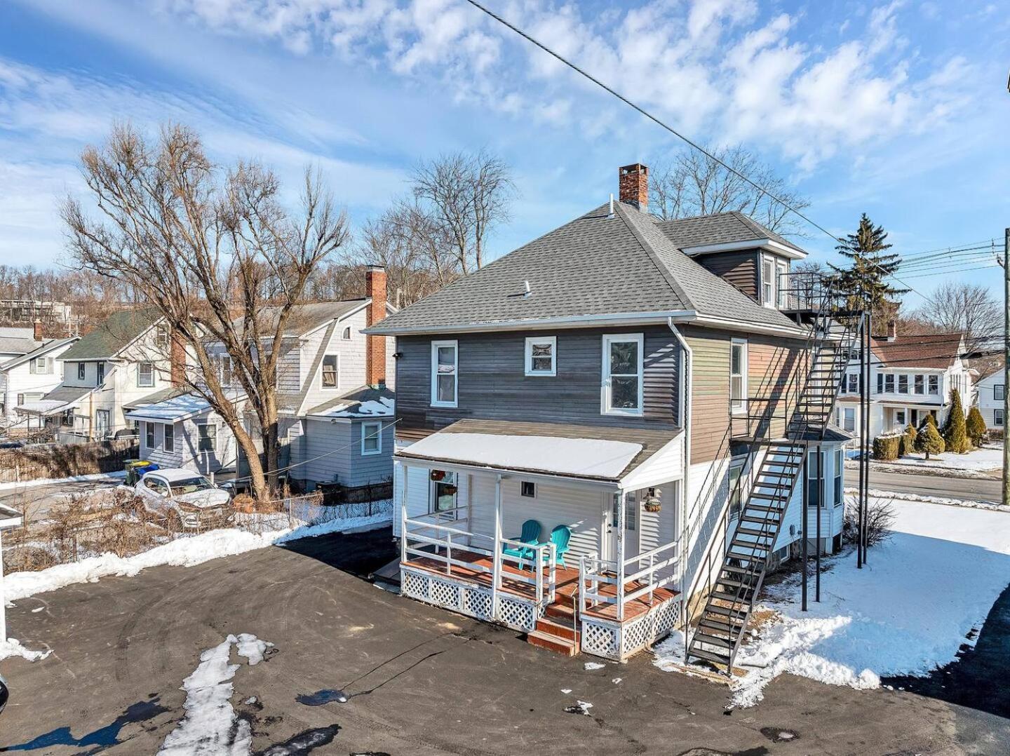 Welcome To Hat City Danbury, A Suburban Retreat Exterior photo