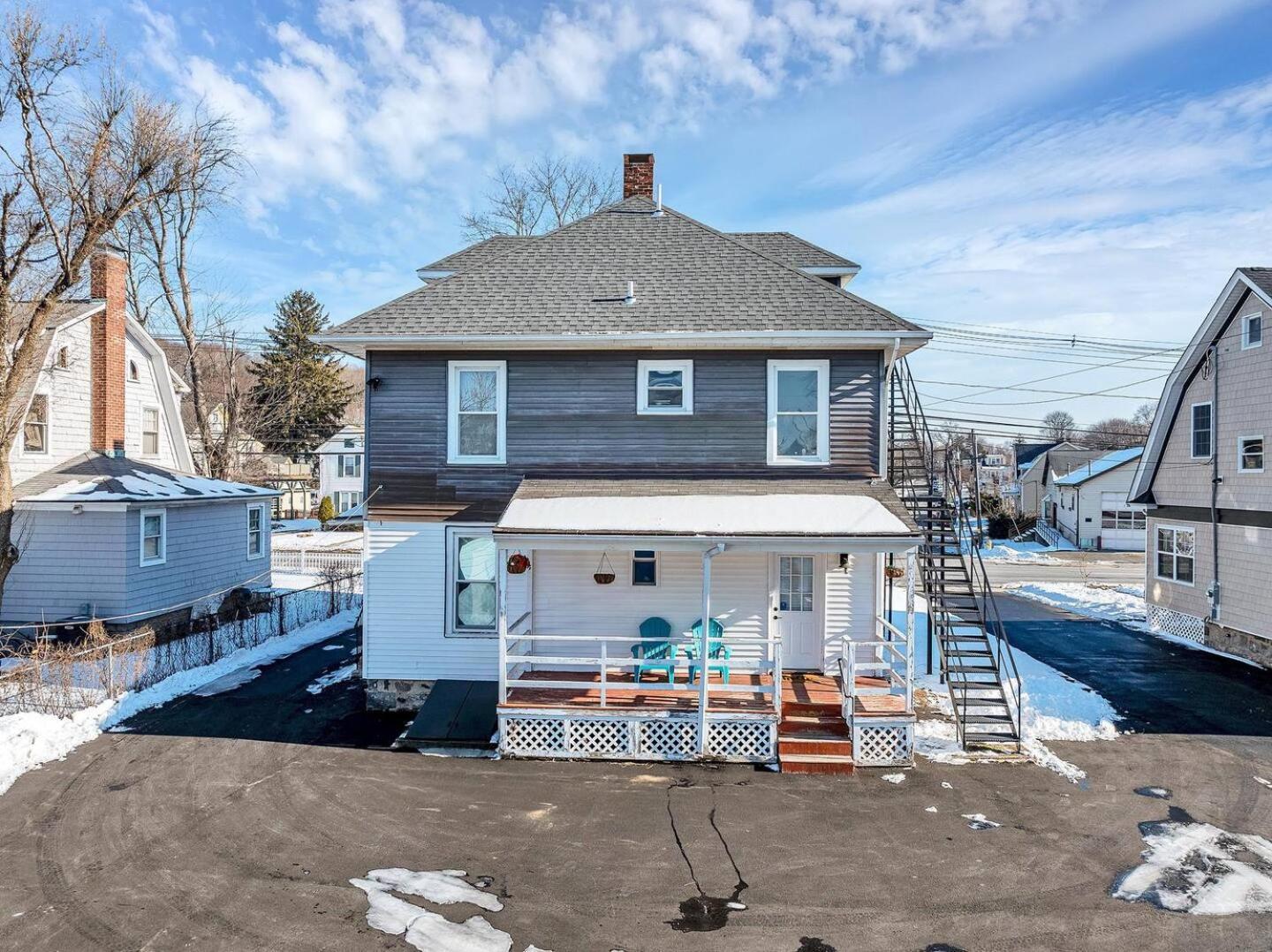 Welcome To Hat City Danbury, A Suburban Retreat Exterior photo