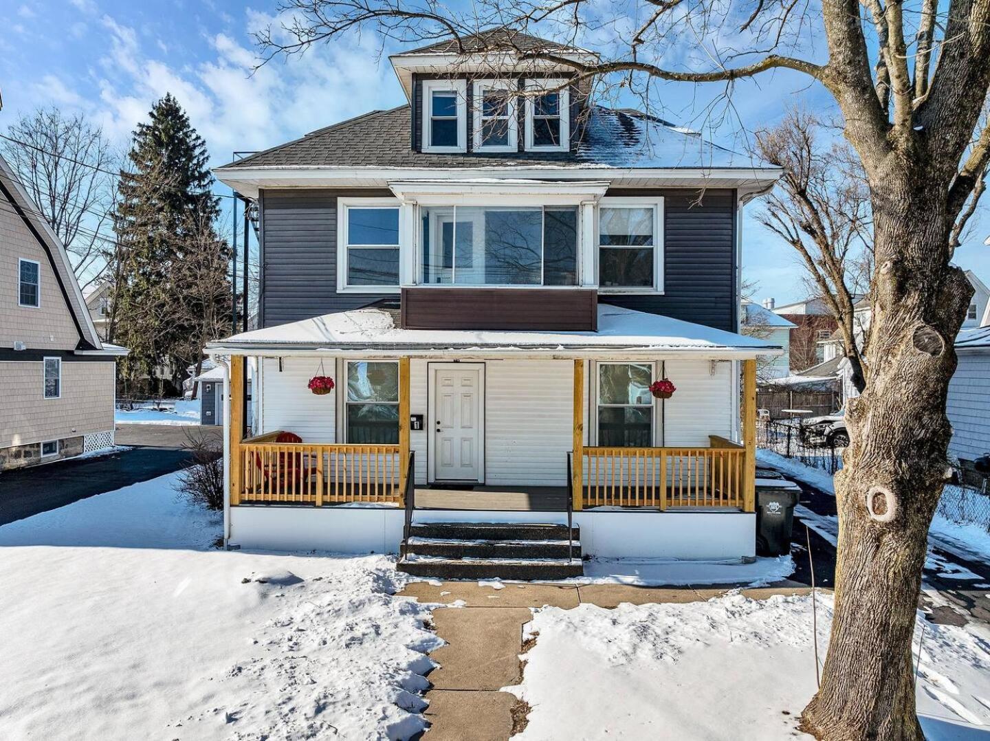 Welcome To Hat City Danbury, A Suburban Retreat Exterior photo